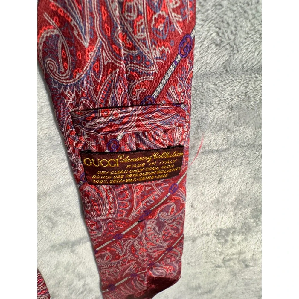 Gucci Accessory Collection Red Paisley 100% Silk Tie Made in Italy Vintage Mens